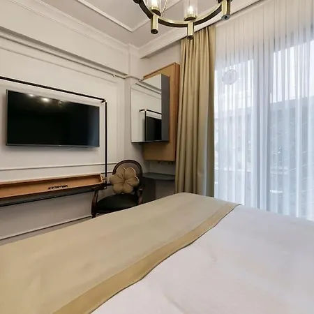 Daphne Pera ; Sakura Apart, Center Apartment