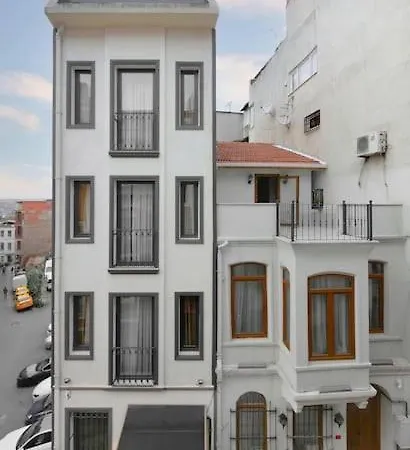 Daphne Pera ; Sakura Apart, Center Apartment *